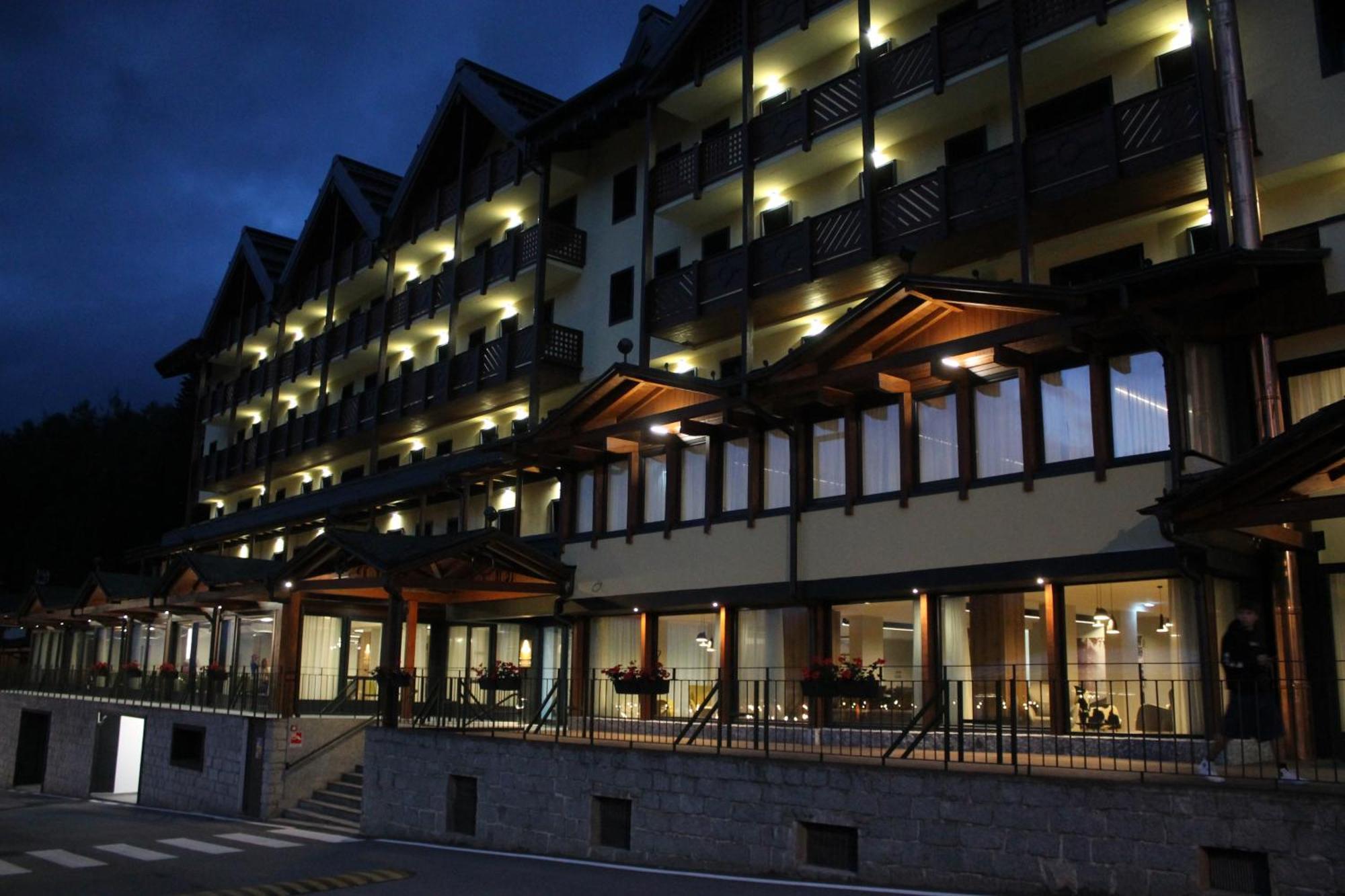 Armon Greenblu Hotel & Wellness Folgarida Eksteriør bilde